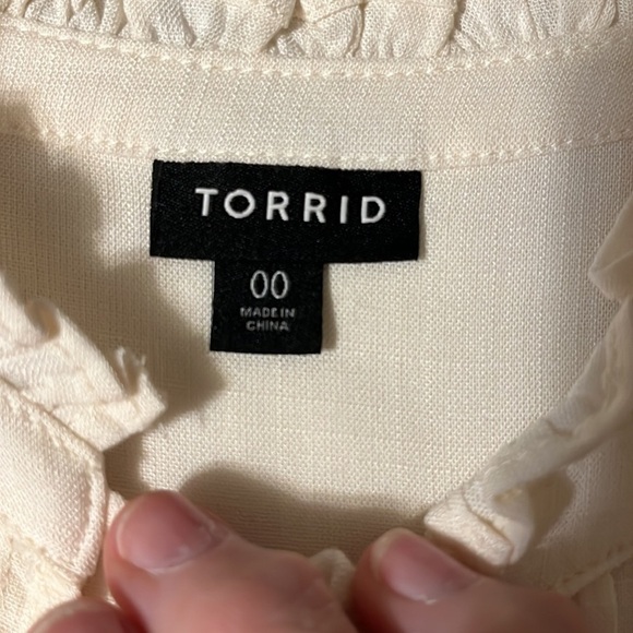 Torrid off white blouse, tuck and lace bodice, sz 00 - Picture 3 of 7